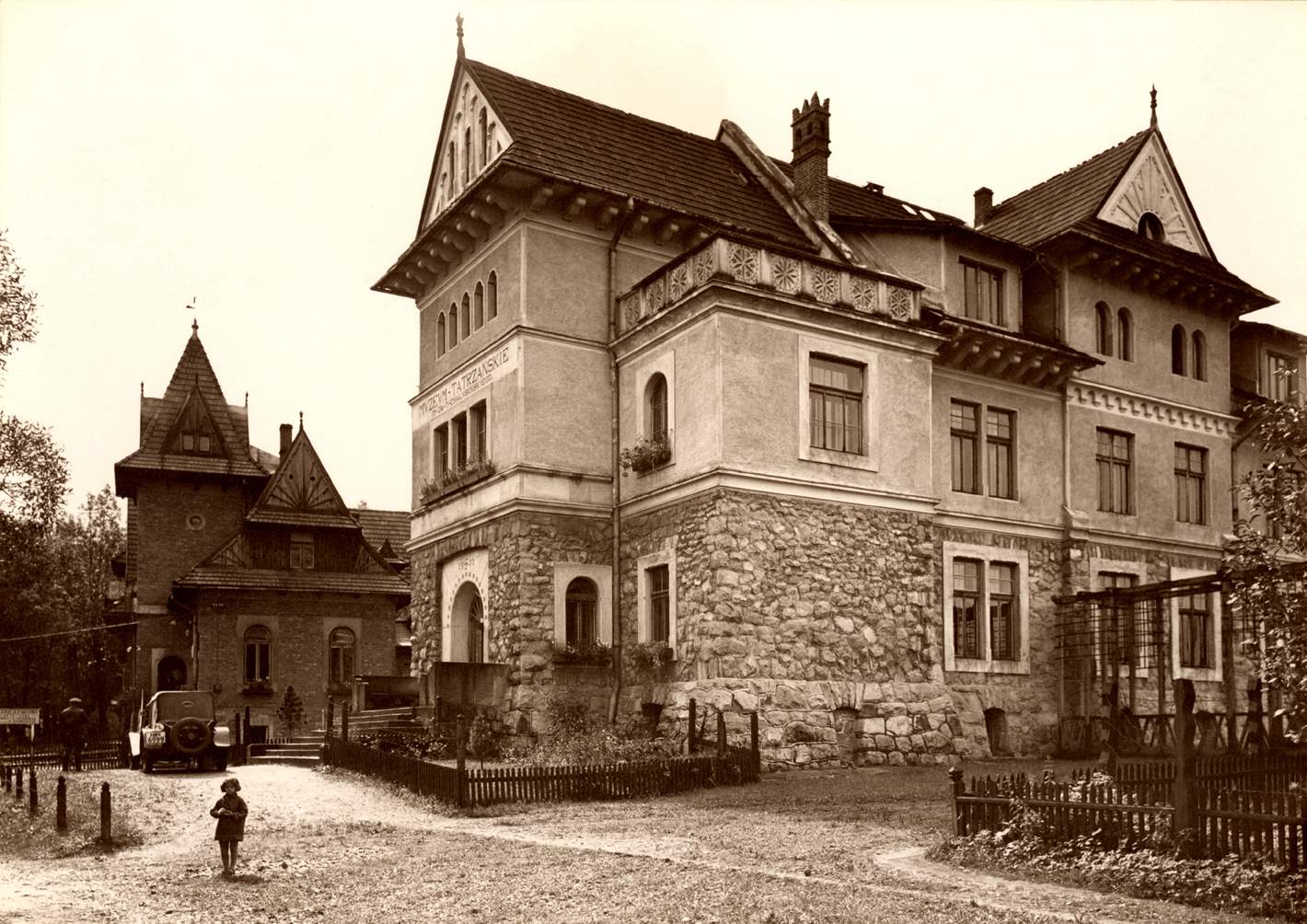 Fotografia archiwalna przedstawia budynek gmachu głównego Muzeum Tatrzańskiego w Zakopanem