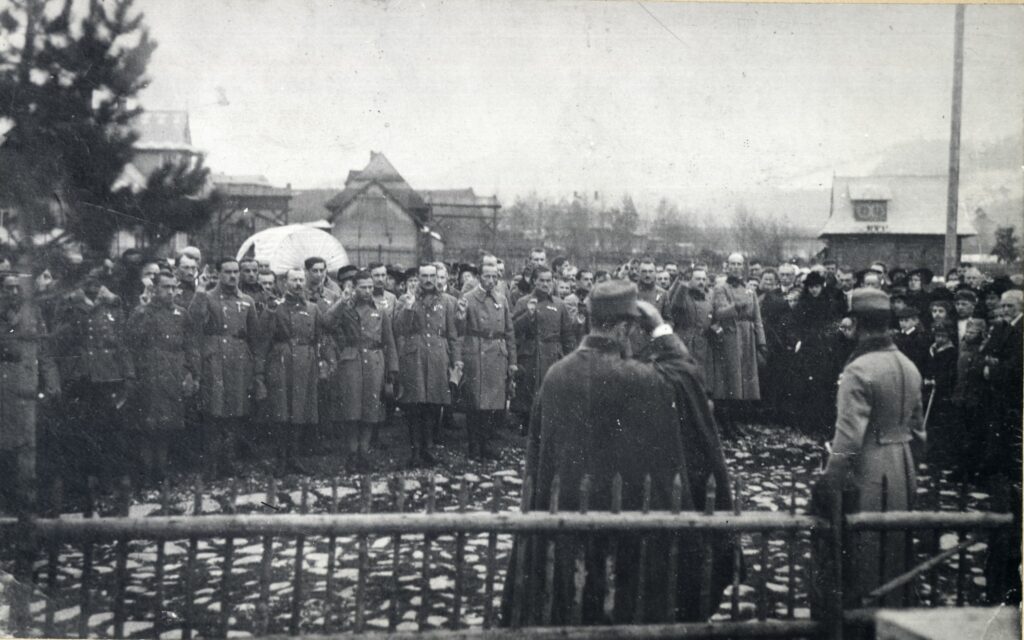 Przysięga wojskowa na Rynku przed Pomnikiem Grunwaldzkim, 2 listopada 1918 r., fot. NN, zbiory Muzeum Tatrzańskie w Zakopanem