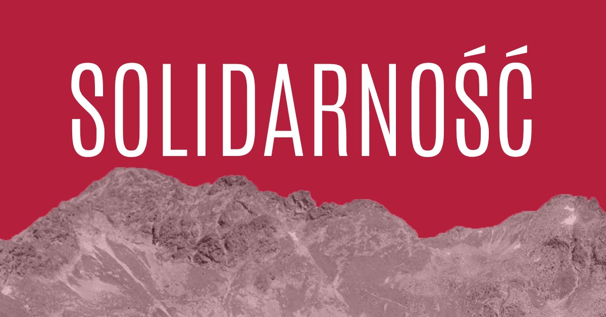 Napis SOLIDARNOŚĆ na czerwonym tle, pod nim szare góry