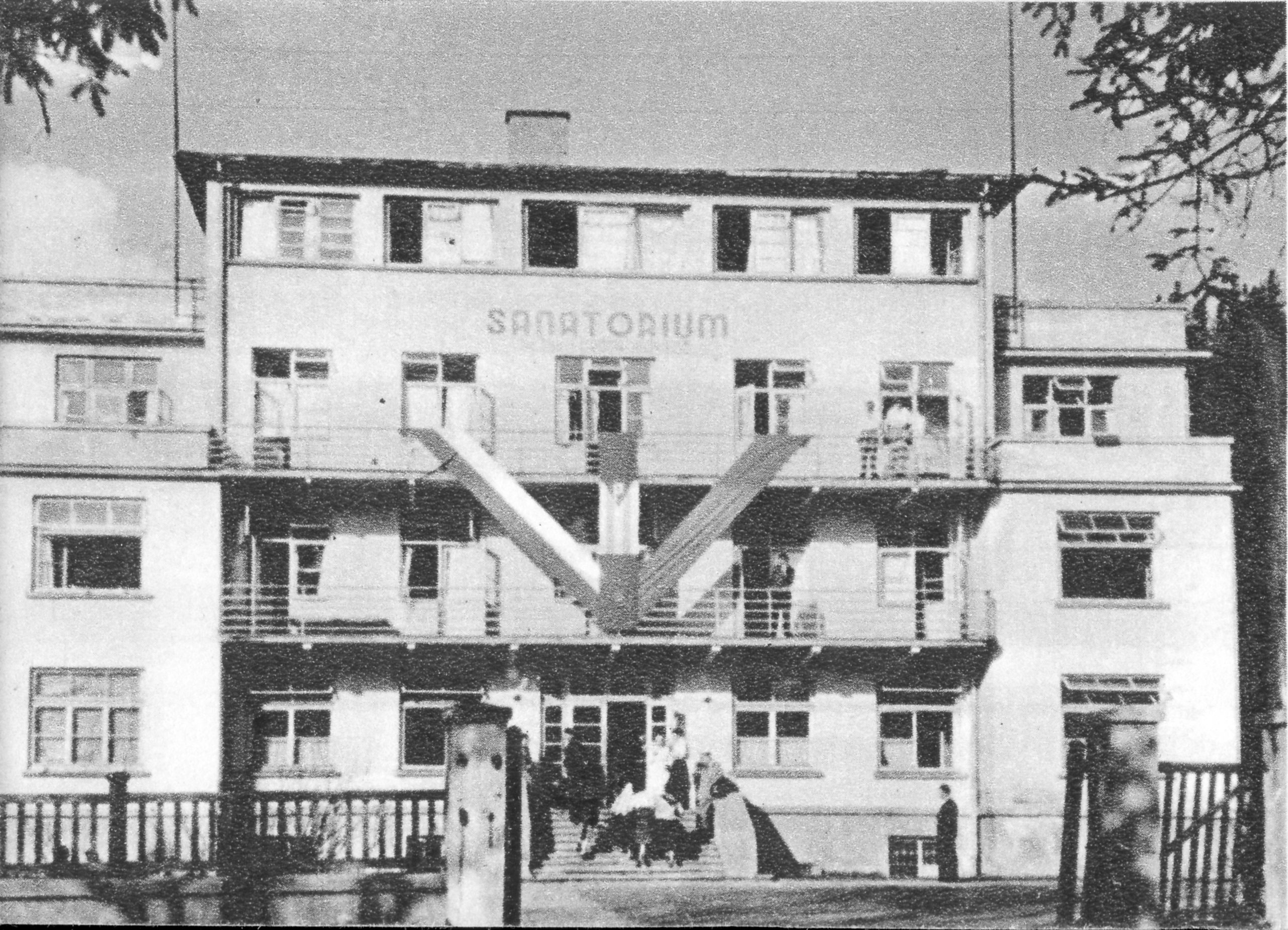 Fotografia czarnobiała przedstawia budynek Palace z napisem Sanatorium