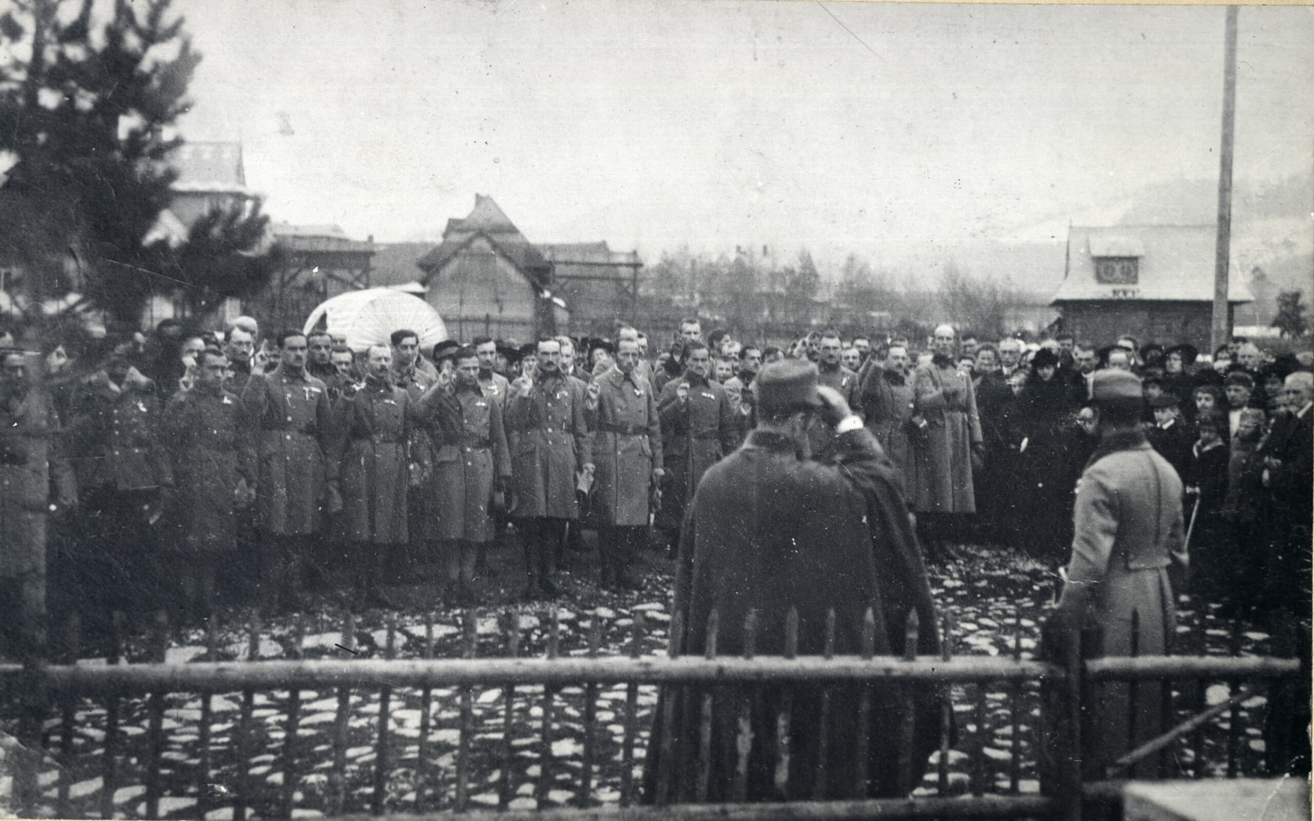 Przysięga wojskowa na Rynku przed Pomnikiem Grunwaldzkim, 2 listopada 1918 r., fot. NN, zbiory Muzeum Tatrzańskie w Zakopanem