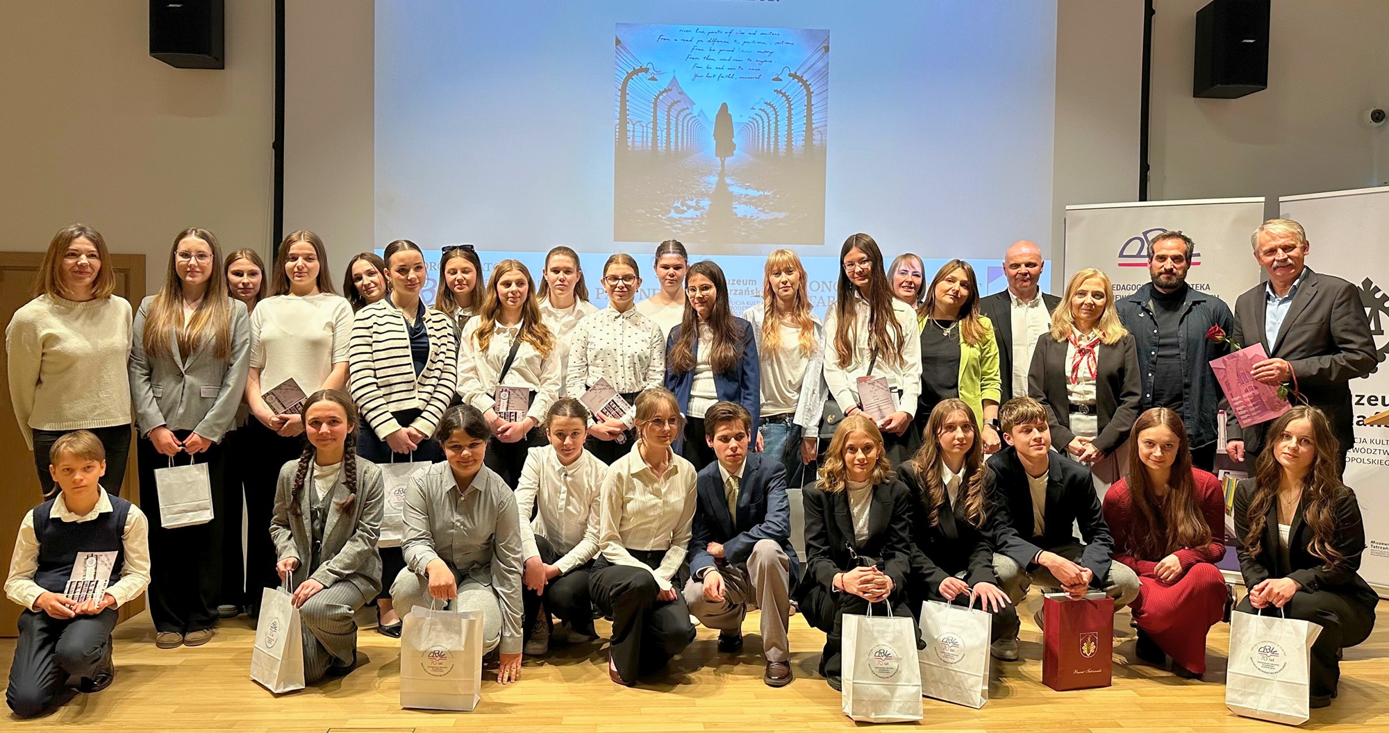 Grupowe zdjęcie uczestników Konkursu Recytatorskiego Poezji Obozowej Więźniarek z Ravensbrück „To tylko zbyt wcześnie dotknęło mnie cierpienie”.